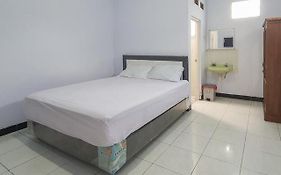 Angrumba Family Homestay Syariah Near Rsud Caruban Mitra Reddoorz
